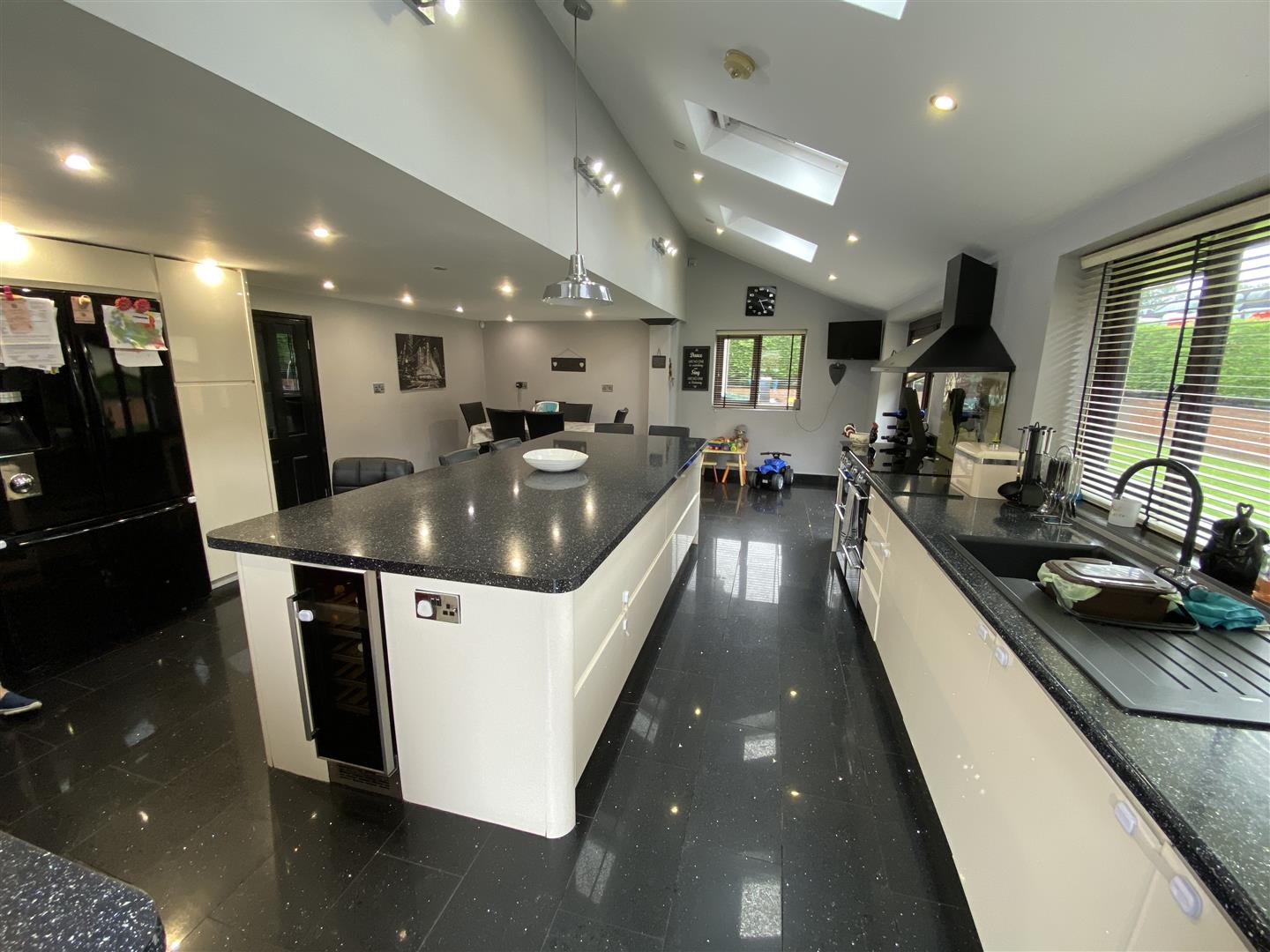 KITCHEN/LIVING ROOM